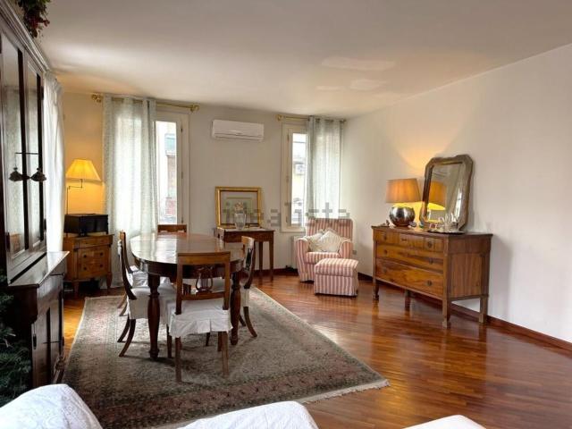 Villa in vendita di 226 m² in Via Volturno, 44