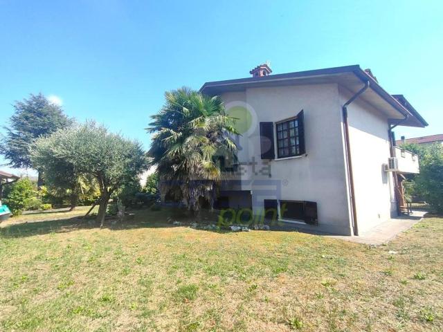 Villa in vendita di 228 m² in Via E. Alessandrini