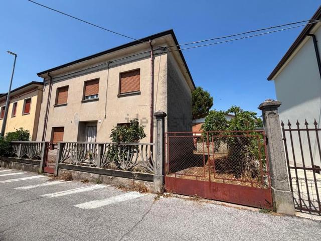 Villa in vendita di 229 m² in Via G. Pascoli, 8
