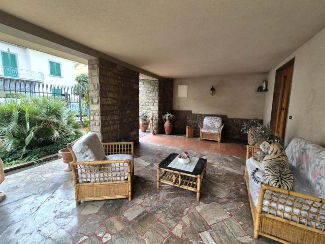 Villa in vendita di 343 m² in Via Giovanni Berchet, 31