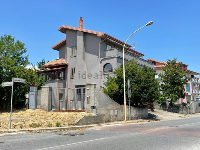 Villa in vendita di 380 m² in Viale della Resistenza, 5