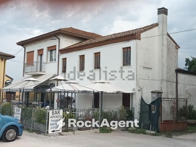 Villa in vendita di 315 m² in Via Fenilone, 16
