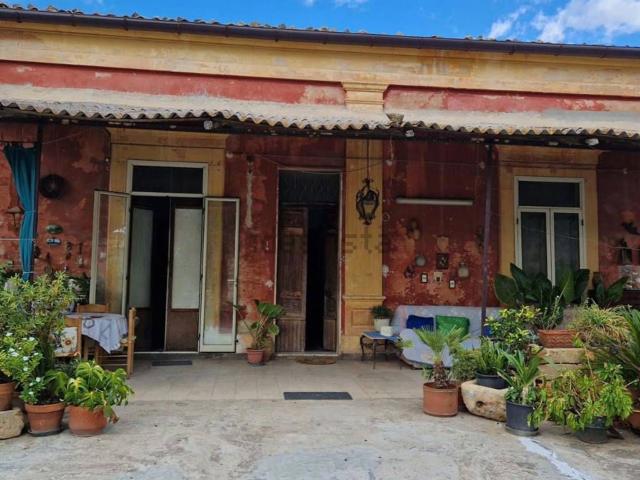 Villa in vendita di 322 m² in Via Enrico Berlinguer, 25