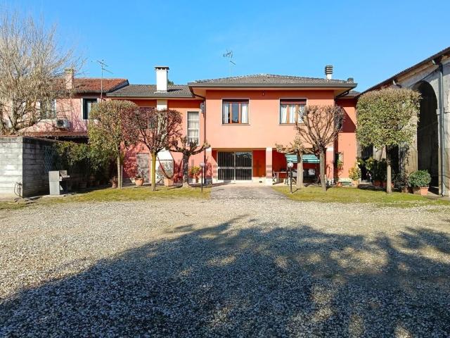 Villetta a schiera in vendita di 467 m² in Piazza Don Vittorio Galvani, 333