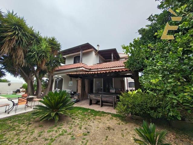 Villa in vendita di 471 m² in Via Plutone, 116