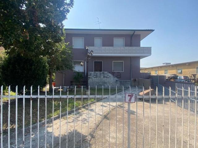 Villa in vendita di 542 m² in Via Giuseppe Garibaldi