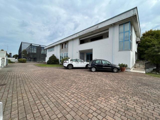 Villa in vendita di 900 m² in Viale dell&apos  Industria