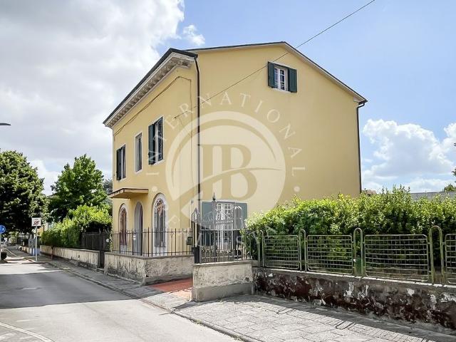 Villa in vendita Lucca, Italia