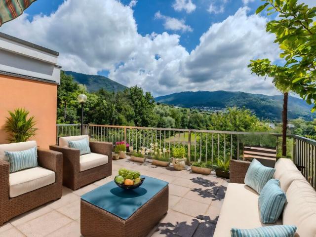 VILLA IN ZONA RISERVATA CON AMPIO GIARDINO A COLDRERIO