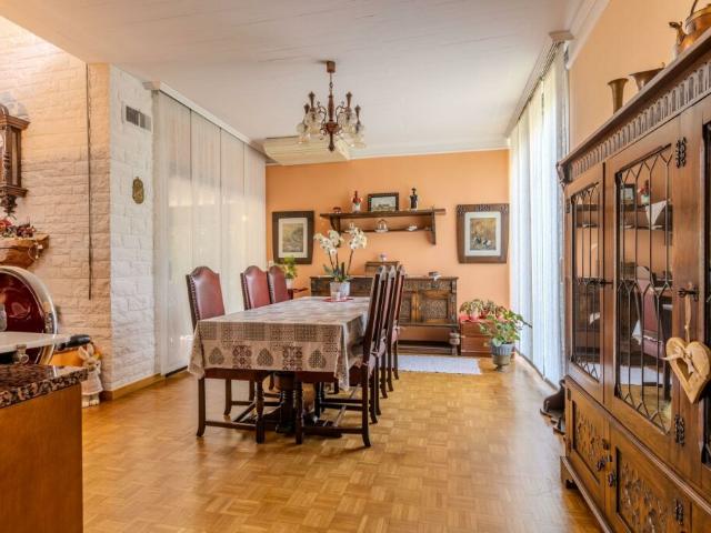 VILLA IN ZONA RISERVATA CON AMPIO GIARDINO A COLDRERIO