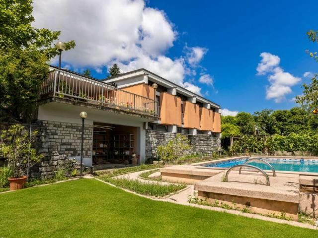 VILLA IN ZONA RISERVATA CON AMPIO GIARDINO A COLDRERIO
