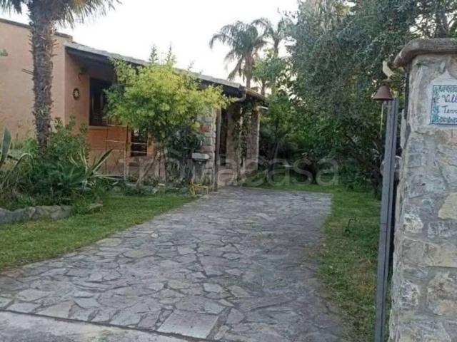Villa in affitto a Campofelice di Roccella viale San Francesco, giardino privato, posto auto, piscina condominiale TrovaCasa