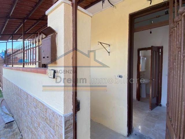 Villa in affitto a Castel Volturno via Beniamino Cesi, giardino privato, parzialmente arredato, buono stato TrovaCasa