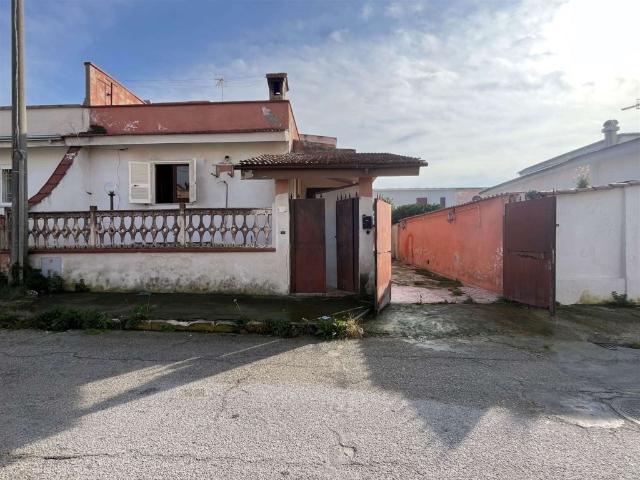 Villa in affitto a Castel Volturno via pietro mascagni, terrazzo, angolo cottura, ripostiglio TrovaCasa