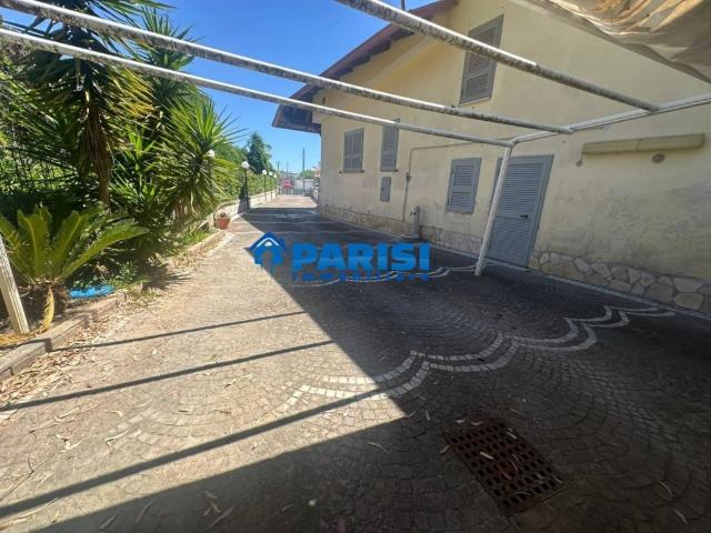 Villa in affitto a Castel Volturno viale Giorgio Vasari, giardino privato, parzialmente arredato, caminetto TrovaCasa