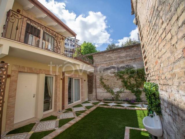 Villa in affitto a Chieti viale b. Croce, 18, arredato, giardino privato, terrazzo TrovaCasa