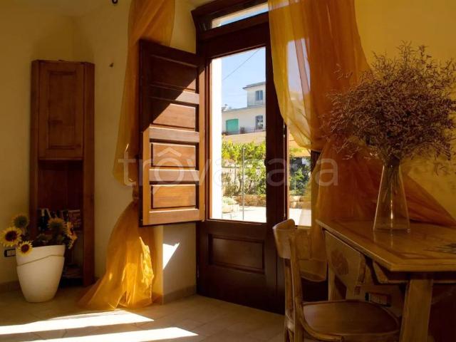 Villa in affitto a Cisternino via Martina Franca, 100, arredato, giardino privato, posto auto TrovaCasa