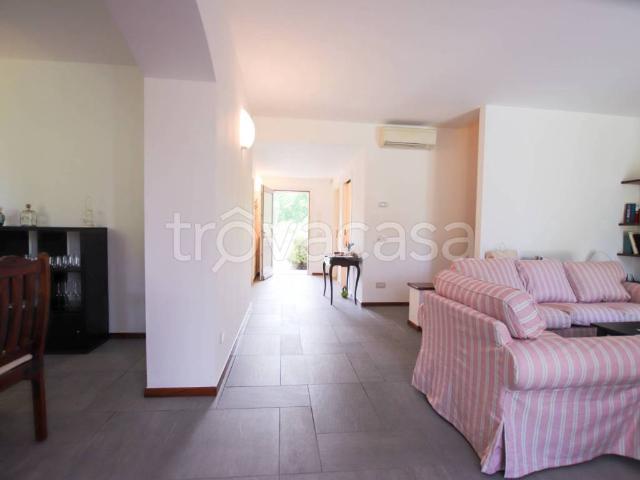 Villa in affitto a Bogogno via Sant'Isidoro, 1, giardino privato, parzialmente arredato, luminoso TrovaCasa