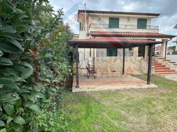 Villa in affitto a Giugliano in Campania via Vicinale Torre Scafati, non arredato/vuoto, giardino privato, box TrovaCasa