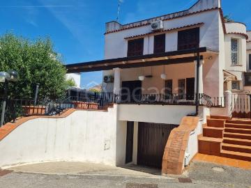 Villa in affitto a Giugliano in Campania via Lago Patria, non arredato/vuoto, posto auto, box TrovaCasa