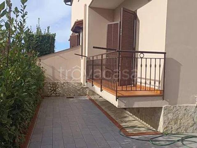 Villa in affitto a Giugliano in Campania via Salvatore Nullo, giardino, posto auto, caminetto TrovaCasa