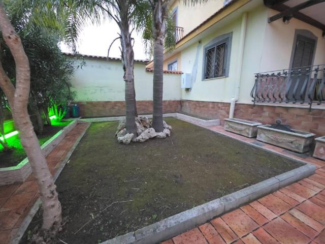 Villa in Affitto a Giugliano in Campania