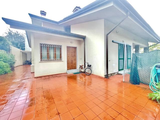 Villa in affitto a Forte dei Marmi, arredato, giardino privato, posto auto TrovaCasa
