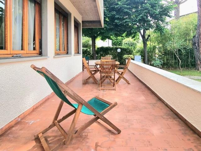 Villa in affitto a Forte dei Marmi, giardino privato, posto auto, centrale TrovaCasa