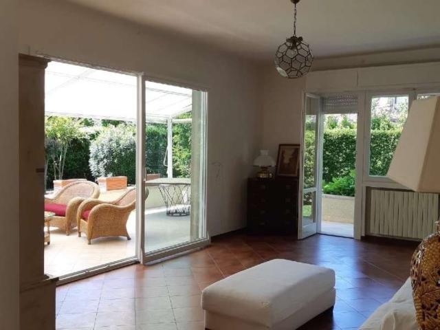 Villa in affitto a Forte dei Marmi, giardino, taverna, veranda TrovaCasa