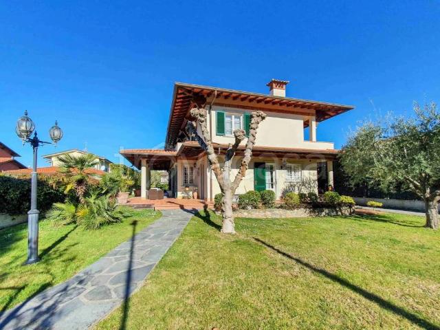 Villa in affitto a Forte dei Marmi quartieri, 10, giardino, posto auto, terrazzo TrovaCasa