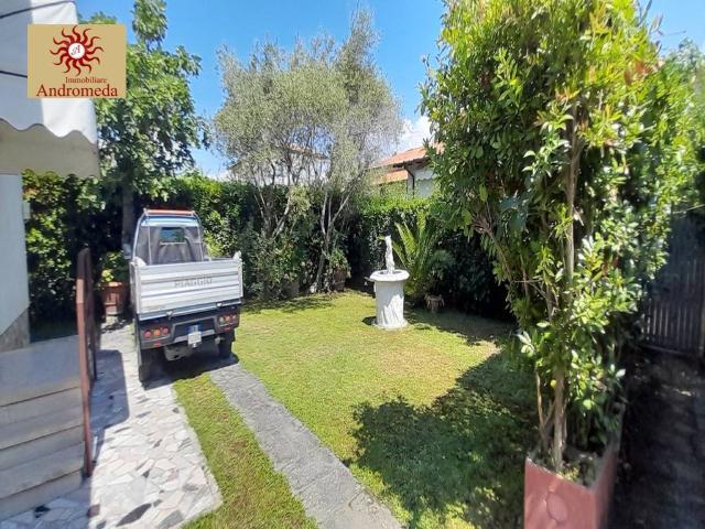 Villa in affitto a Forte dei Marmi via Terreni Pacchiani, arredato, giardino privato, posto auto TrovaCasa