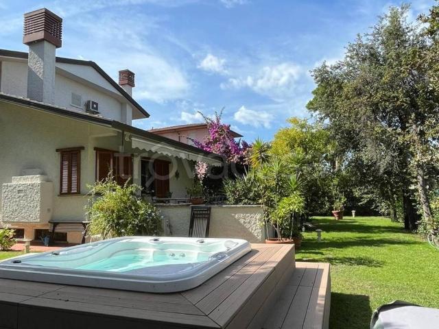 Villa in affitto a Forte dei Marmi via Trento, arredato, giardino privato, terrazzo TrovaCasa