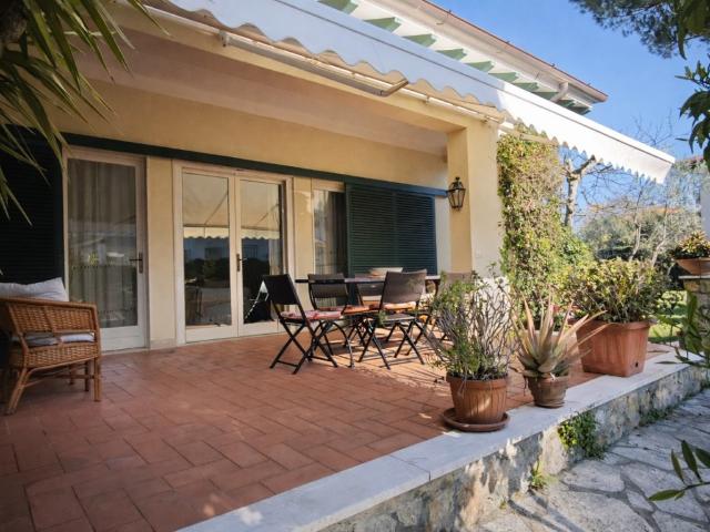 Villa in affitto a Forte dei Marmi via Trento, arredato, giardino privato, posto auto TrovaCasa