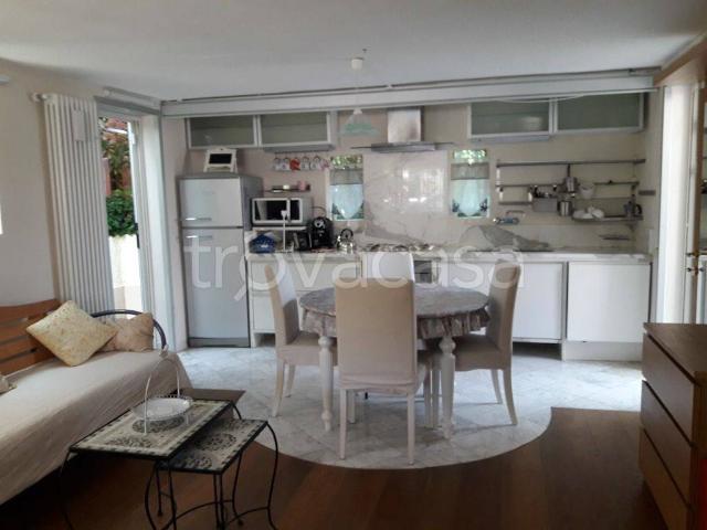 Villa in affitto a Forte dei Marmi via Vaiana, arredato, giardino privato, posto auto TrovaCasa
