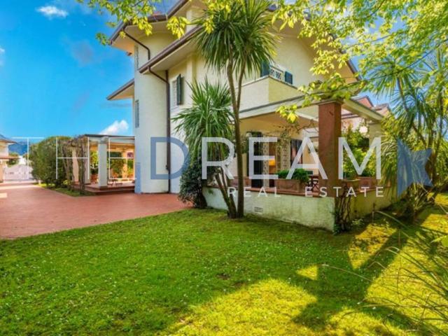 Villa in affitto a Forte dei Marmi via Versilia, 189, arredato, giardino privato, posto auto TrovaCasa