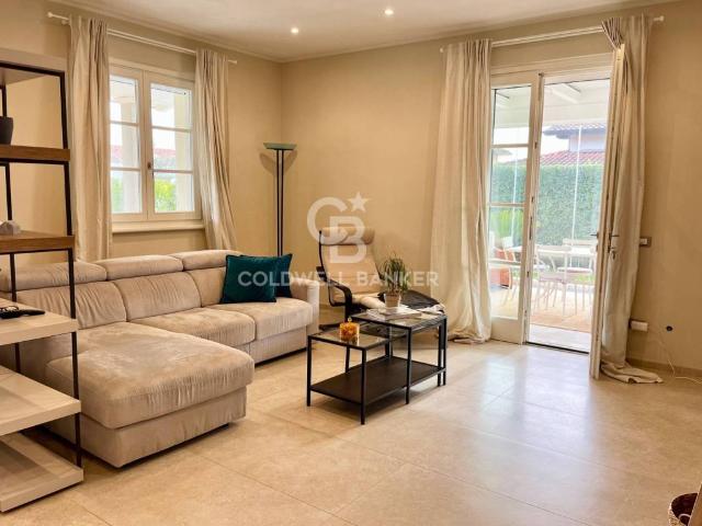 Villa in affitto a Forte dei Marmi via Versilia, arredato, giardino privato, nuova costruzione TrovaCasa