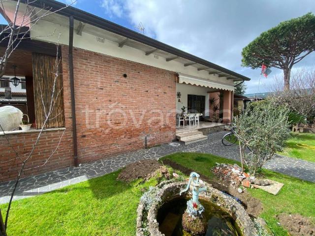 Villa in affitto a Forte dei Marmi via Versilia, arredato, giardino privato, posto auto TrovaCasa