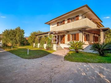 Villa in affitto a Forte dei Marmi via Allende, 50, arredato, giardino privato, vista panoramica TrovaCasa