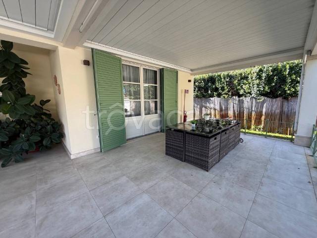 Villa in affitto a Forte dei Marmi via Antonio Canova, 1, arredato, giardino privato, posto auto TrovaCasa