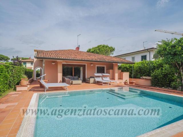 Villa in affitto a Forte dei Marmi via Antonio Canova, giardino privato, posto auto, aria condizionata TrovaCasa