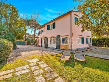 Villa in affitto a Forte dei Marmi via Carlo Carrà, 10, giardino privato, vista panoramica, piscina TrovaCasa