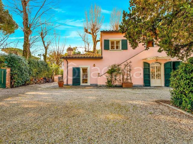 Villa in affitto a Forte dei Marmi via Carlo Carrà, 10, giardino privato, vista panoramica, piscina TrovaCasa