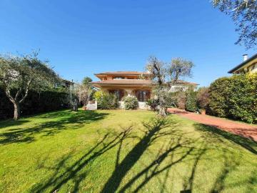 Villa in affitto a Forte dei Marmi via Carlo Del Prete, 34, giardino, box, terrazzo TrovaCasa