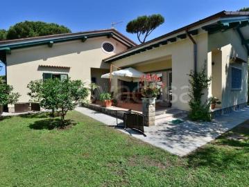 Villa in affitto a Forte dei Marmi via carlo del prete, arredato, giardino privato, riscaldamento autonomo TrovaCasa