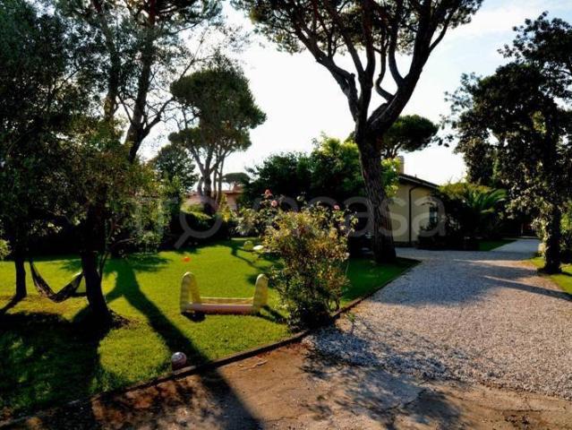 Villa in affitto a Forte dei Marmi via carlo del prete, arredato, giardino privato, riscaldamento autonomo TrovaCasa