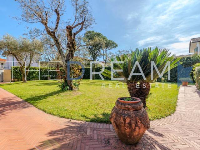 Villa in affitto a Forte dei Marmi via Cesare Battisti, 50/b, arredato, giardino privato, posto auto TrovaCasa