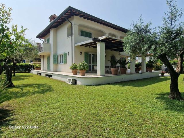 Villa in affitto a Forte dei Marmi via Civitali, giardino privato, posto auto, nuova costruzione TrovaCasa
