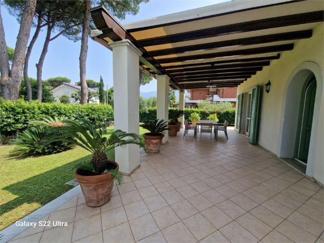 Villa in affitto a Forte dei Marmi via Civitali, giardino privato, posto auto, nuova costruzione TrovaCasa