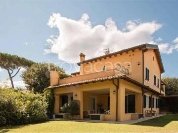 Villa in affitto a Forte dei Marmi via Corsica s.n.c giardino, posto auto, terrazzo TrovaCasa