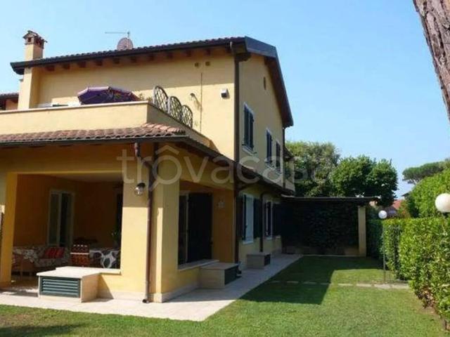 Villa in affitto a Forte dei Marmi via Corsica s.n.c giardino, posto auto, terrazzo TrovaCasa